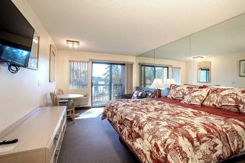 Wake up to gorgeous morning sunshine | King Bed | Main Level