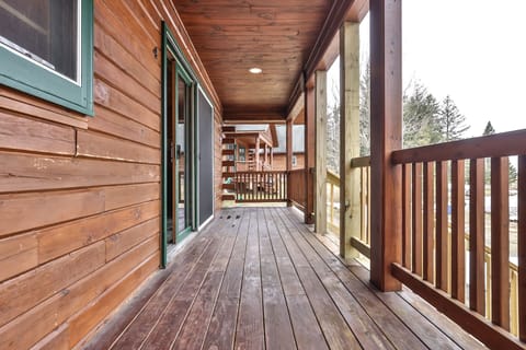Spacious front porch to overlook the lake view