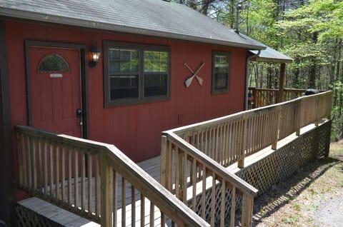 Entrance and front view of Hiwassee cabin.