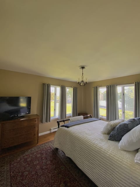 Downstairs Queen - Panoramic lake views!