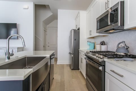 Dishwasher, oven, stovetop, microwave and fridge 