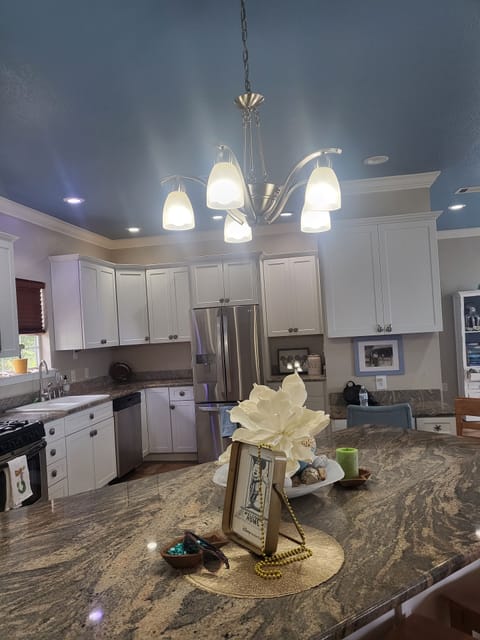 Full kitchen with everything you need!