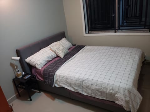 Queen size bed in the bedroom