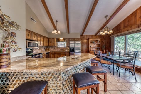 Open kitchen & dining area — ideal for group meals & holiday feasts
