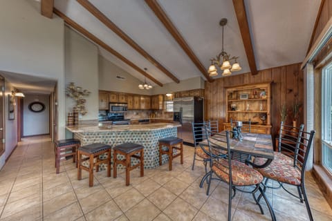 Open kitchen & dining area — ideal for group meals & holiday feasts.