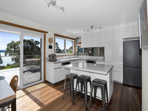 Who would mind preparing a meal in this kitchen!