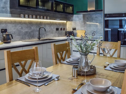 Dining Area | Gleaner Lea Apartment, Campbeltown