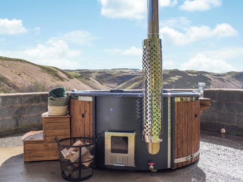 Hot tub | Blaen Y Cwm, Carno