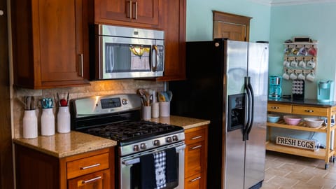 Stainless steel appliances + coffee bar = everything you need!