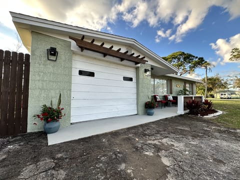 Welcome to La Iguana! 1 car garage