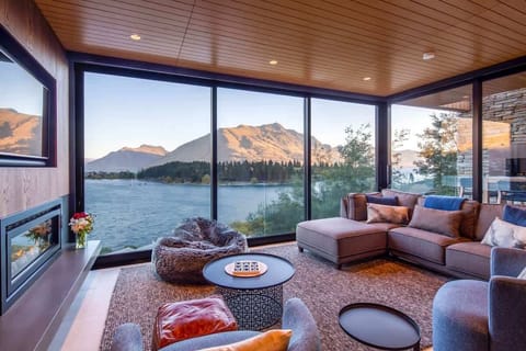 Chic and Inviting Living Room – The stylish living room offers a cozy ambiance, with tasteful furnishings and dramatic views of the lake, making it an ideal spot to unwind after a day of adventure.