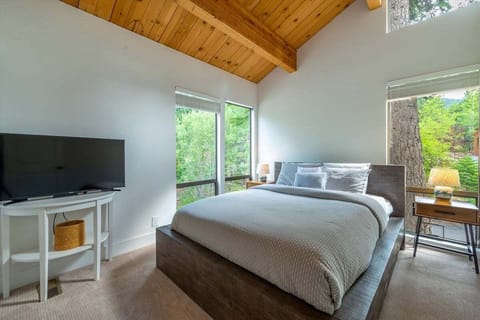 Queen Bedroom - Middle Floor