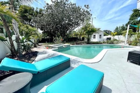Super Comfortable Sun Loungers for a Glowing Florida Tan!