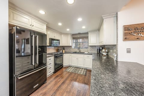 Fully equipped kitchen with everything you need to prepare all of your favorite meals.