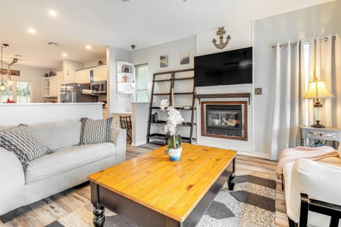 Living Room | 1st Floor | Central A/C & Heating | Free WiFi | Smart TV