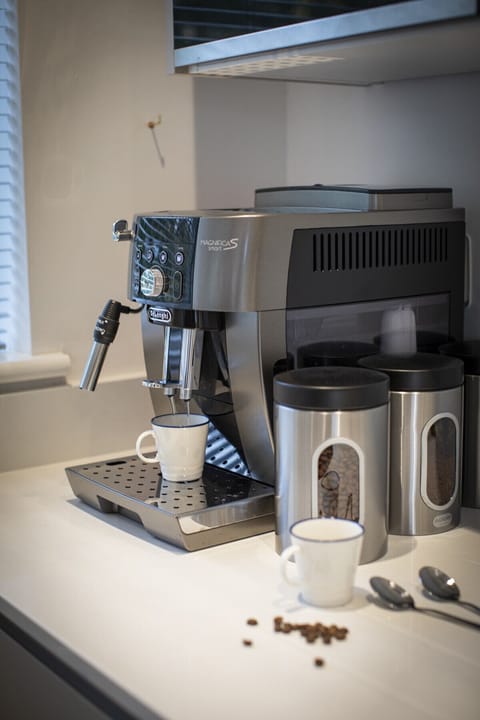 Bean to cup coffee machine