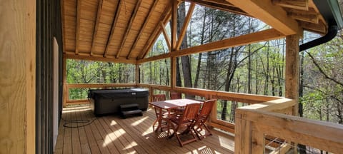 Brand new timber deck. Winter river views, summer woodland views.