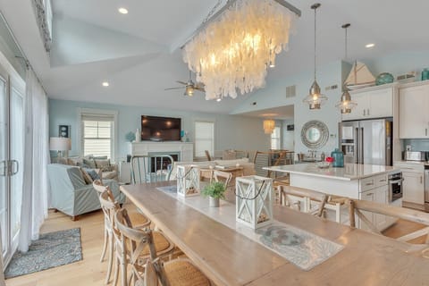 Large Living Space For All To Gather
Dining for 10+6 Seats At the Huge Island