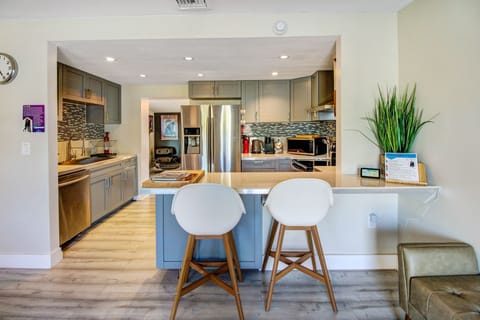  you can cook and family/friends can still hang out at the same time 