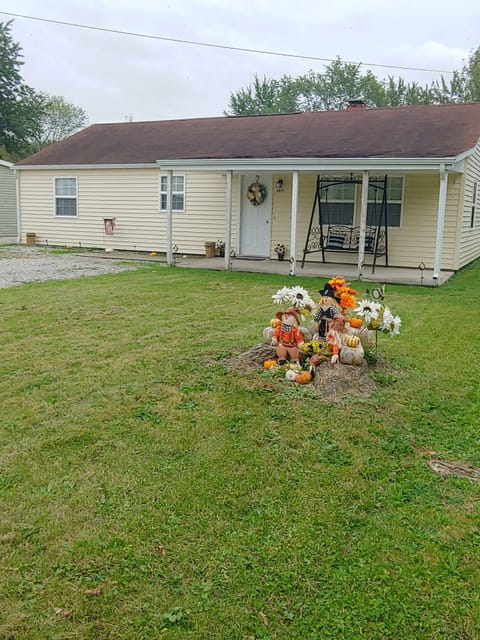 Fish and Fun Lodge.     3 BR--
2 BATH , Fish cleaning station.
Parking --4 boats