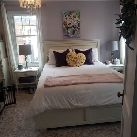 Main Bedroom - Queen Bed