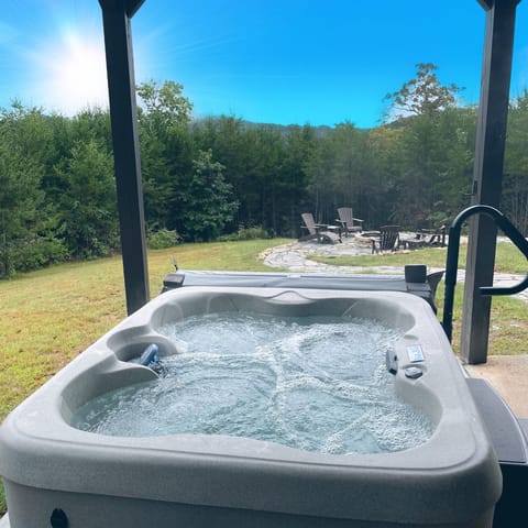 Hot Tub Overlooking the Mountains