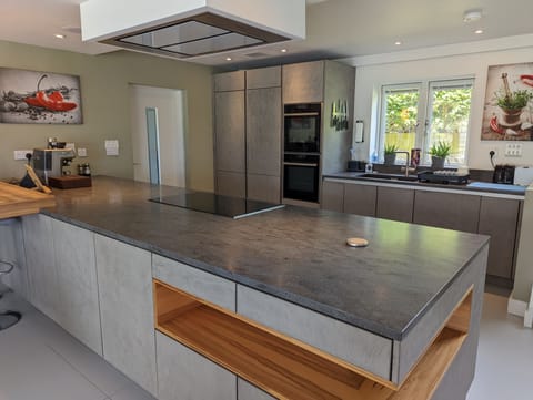 Induction hob, 2 x ovens, integrated fridge and separate freezer.