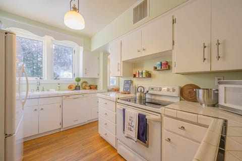 Fully equipped kitchen.