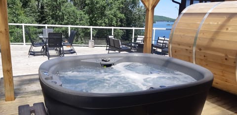Hot tub. Wood burning sauna.