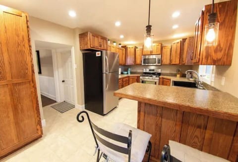 For a quick bite, dine at the breakfast bar 