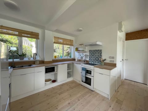 Fully equipped kitchen (1)