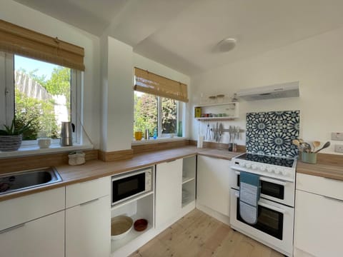 Fully equipped kitchen (2)