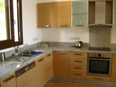 The kitchen has granite worktops
