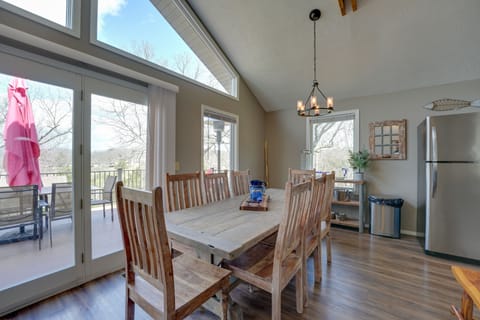 Dining Area | Dishes & Flatware Provided