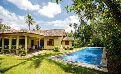 2 bedroom chalet - a 2 minute walk to the beach 