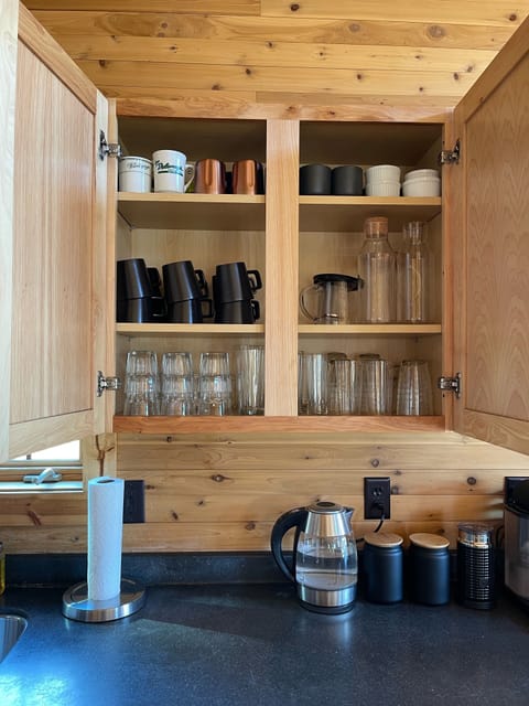 Lots of coffee mugs and glasses