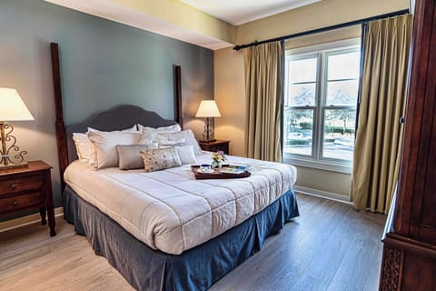 Bedroom - King Size Bed