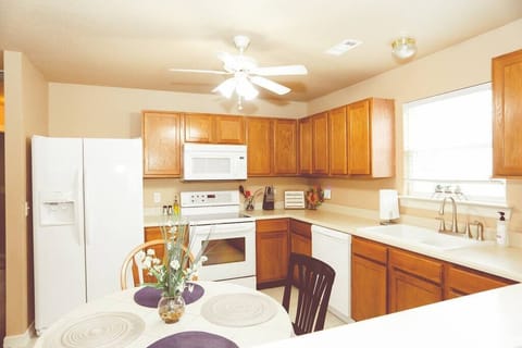 Full size fridge/freezer with ice/water in the door 