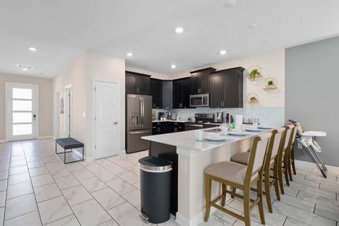 Busy cooks rejoice! This spacious open kitchen is the ideal spot to keep an eye on everyone while creating delicious feasts. A convenient breakfast bar allows you stay close to your culinary creations without missing a beat.