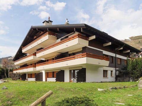 Plant, Cloud, Sky, Building, Window, Tree, Land Lot, Grass, Residential Area, Facade