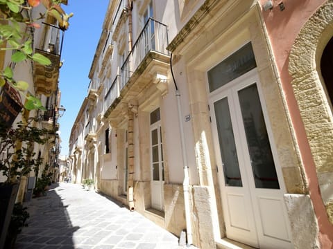 Building, Plant, Property, Window, Land Lot, Urban Design, Landscape, Neighbourhood, Grass, Leisure