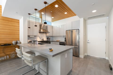 Breakfast bar of the kitchen. 