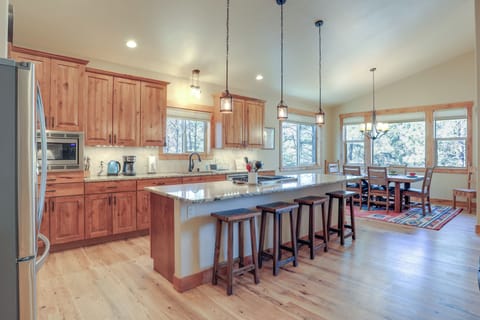 Fully Equipped Kitchen | Cooking Basics & Spices | Blender | Crockpot