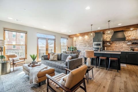 Beautifully decorated *NEW* condo located on 8th street with balcony and large terrace.  Features two master suites with King Beds and en suites.