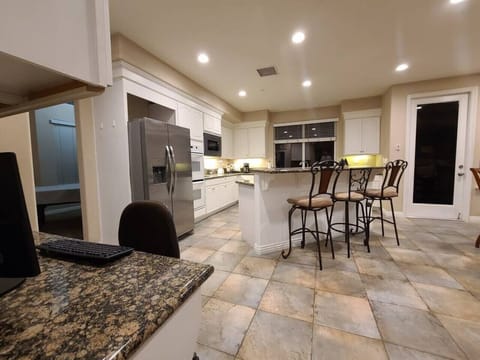 You will enjoy using this modern kitchen which includes a computer work station to plug your lap top in and look up a recipe online or do a little work while you prepare something to eat.  Work station includes a keyboard and 24 inch monitor.
