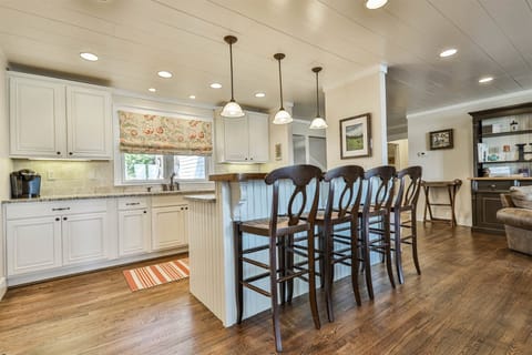 Terrace level breakfast bar with seating for 4