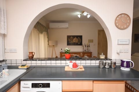 Open plan kitchen/dining/living 🌸