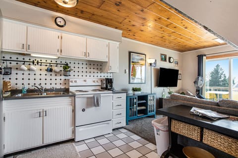 Please ignore flooring! It’s been updated. Kitchen stocked with all basics. 