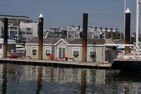 Green Turtle I Houseboat - 2 separate private suites in Boston Harbor!