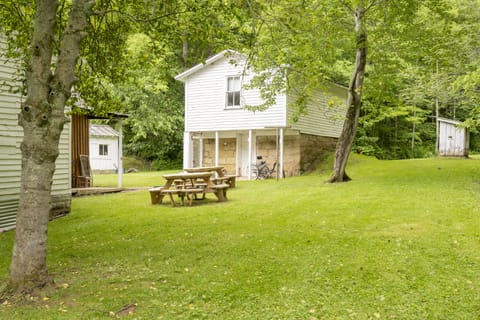 130 yr old Cellar house. Sleeping area is located on the top of the stone base.